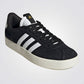 נעליים מבית המותג ADIDAS, בעלות מדרס פנימי קל משקל שמספק מעטפת רכות בכל צעד. סולייה חיצונית מגופרת בסגנון אורבני שמספקת אחיזה מלאה בקרקע. - 2