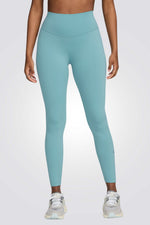 טייץ מבית המותג NIKE, עשוי מבד ללא שקיפות בטנולוגית Nike Dri-FIT ששומר על הגוף שלך מאורר לאורך כל היום. מותן אלסטית להתאמה מושלמת. כיס נפתח בחלק האחורי לשמירה על החפצים שלך . אלמטים מחזירי אור שמאפשרים לך להתאמן גם בשעות הערב.