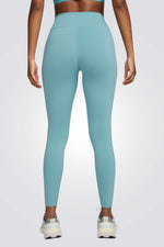 טייץ מבית המותג NIKE, עשוי מבד ללא שקיפות בטנולוגית Nike Dri-FIT ששומר על הגוף שלך מאורר לאורך כל היום. מותן אלסטית להתאמה מושלמת. כיס נפתח בחלק האחורי לשמירה על החפצים שלך . אלמטים מחזירי אור שמאפשרים לך להתאמן גם בשעות הערב.