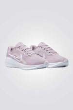 נעליים מבית המותג NIKE, בעלות מדרס פנימי שמספק מעטפת נוחות בכל צעד. סולייה חיצונית בטכנולוגית Nike Grind שמספקת אחיזה מלאה בקרקע לאורך כל היום.