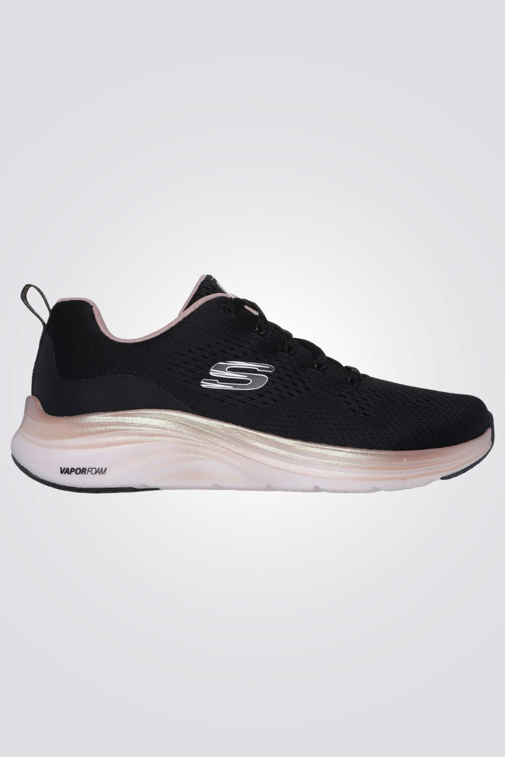 נעליים מבית המותג SKECHERS, בעלות מדרס פנימי בתוספת Memory Foam שמספק מעטפת רכה שהופכת כל צעד לרך במיוחד. סולייה חיצונית בתוספת בולמי זעזועים שמאפשרת אחיזה מלאה בקרקע ושומרת על הרגל יציבה בדרך הטובה ביותר.