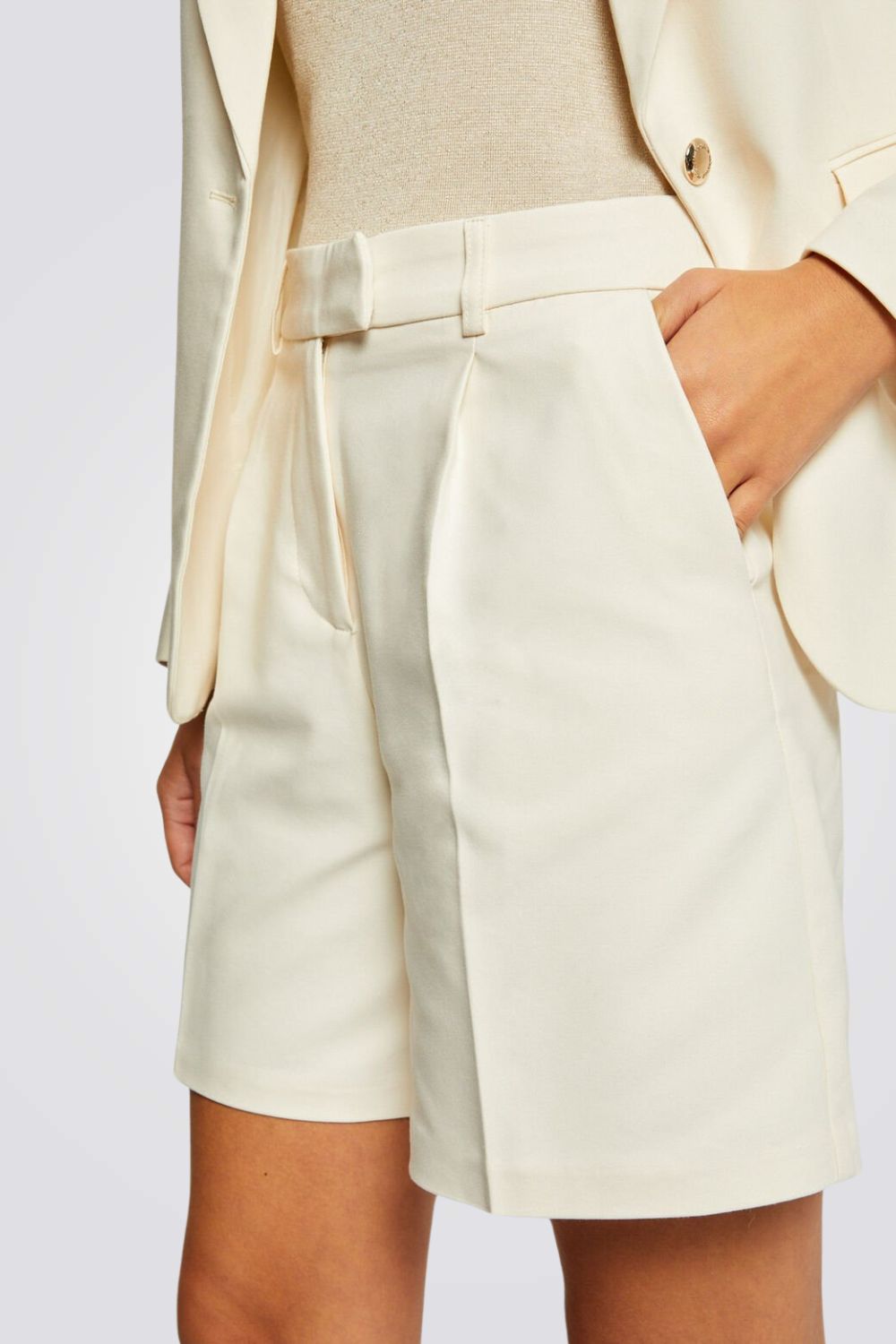 מכנסיים קצרים בצבע שמנת