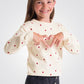 סוודר ילדות בשמנת עם לבבות אדומים - 1