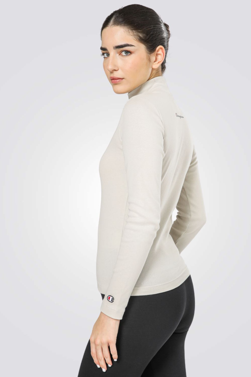 חולצה עם צווארון גבוה בצבע בז'