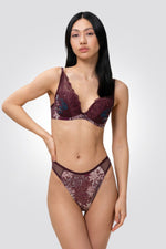תחתוני תחרה בצבע בורדו עם חזייה תואמת