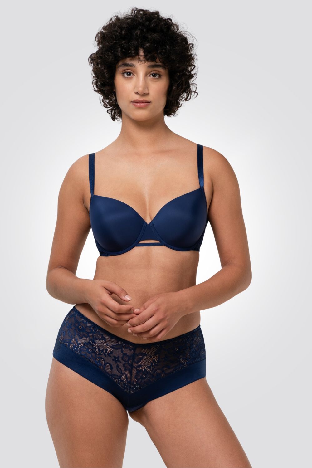 חזייה מרופדת בצבע כחול ( על הדוגמנית סט של תחתונים וחזייה) - חלק קידמי