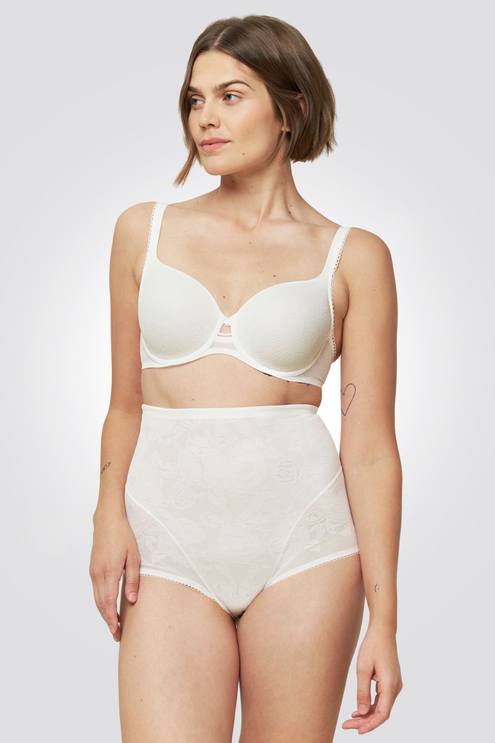 חזייה בצבע לבן פנינה (דומגנית מוצגת עם תחתונים תואמים ) - חלק קידמי