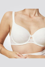 חזייה לבנה עם עיטוריה תחרה - חלק קידמי תקריב