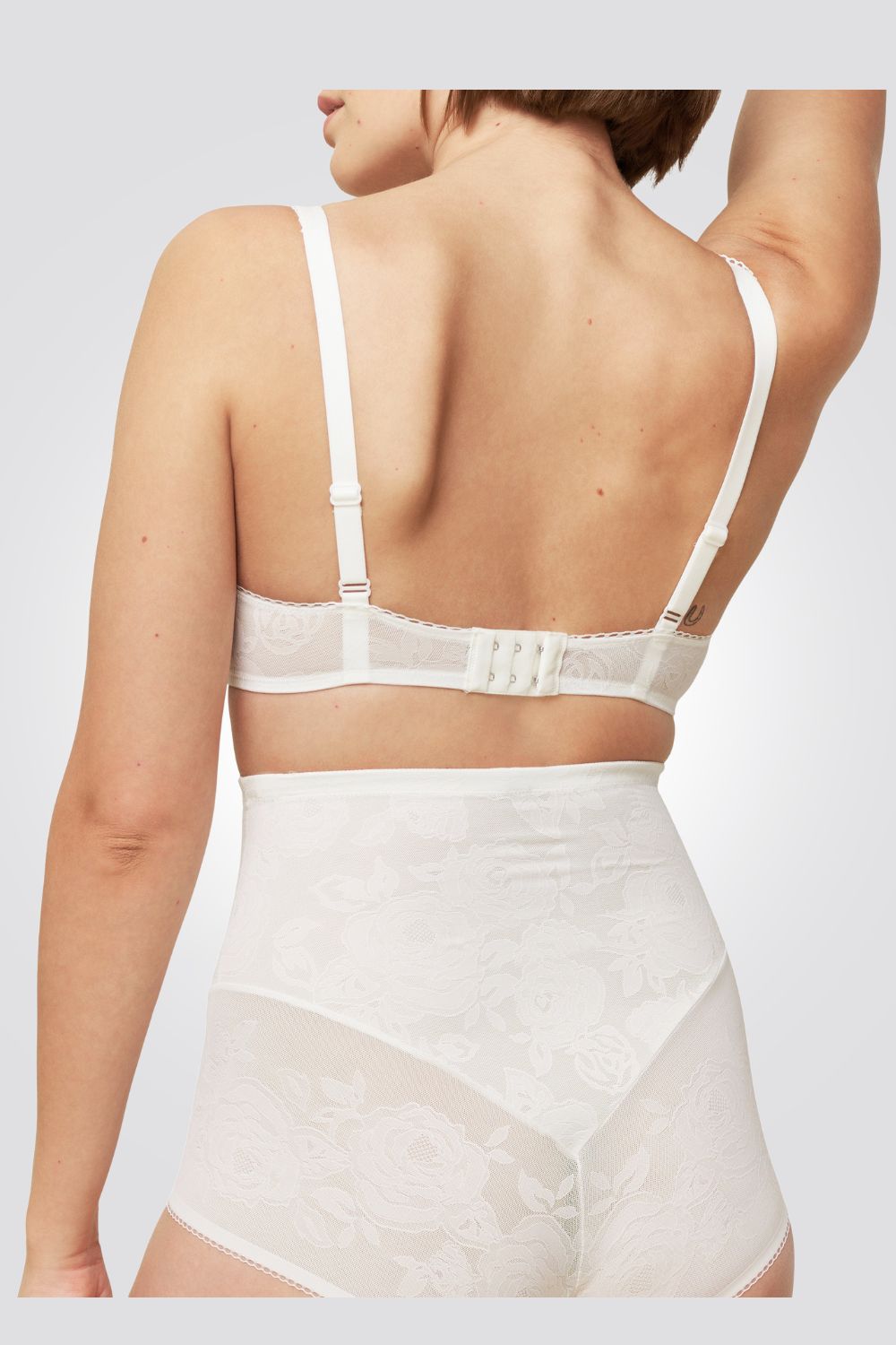 חזייה בצבע לבן פניה ( דוגמנית מוצגת עם תחתונים תואמים ) - חלק אחורי