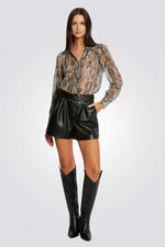 חולצה מכופתרת מבית המותג MORGAN, עם שרוולים ארוכים ובעלת הדפס נחש.