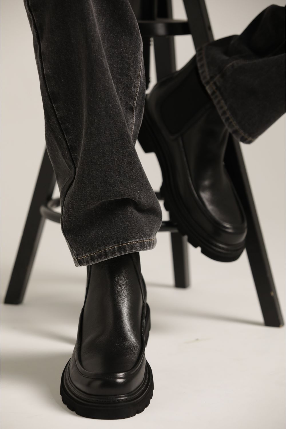 מגפוני עור בסגנון צ'לסי בצבע שחור | קנת קול