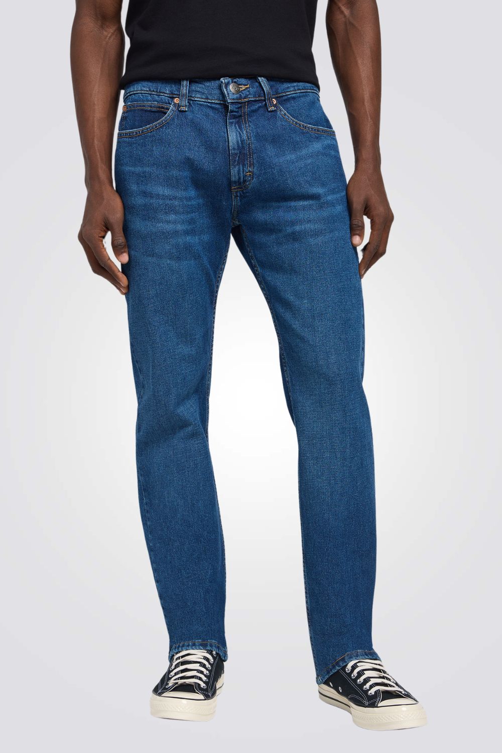 ג'ינס בצבע כחול כהה