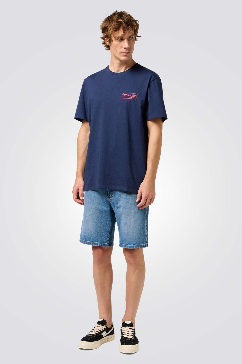 טישירט בצבע נייבי עם לוגו