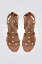 סנדל גבוה עם ניטים בצבע חום
