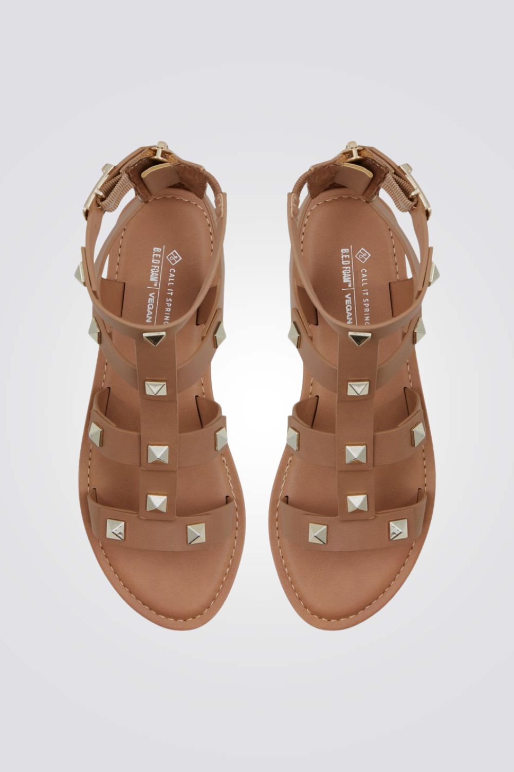 סנדל גבוה עם ניטים בצבע חום