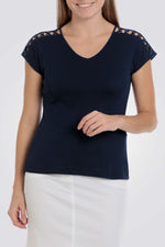 טישירט עם חתכים בצבע נייבי 