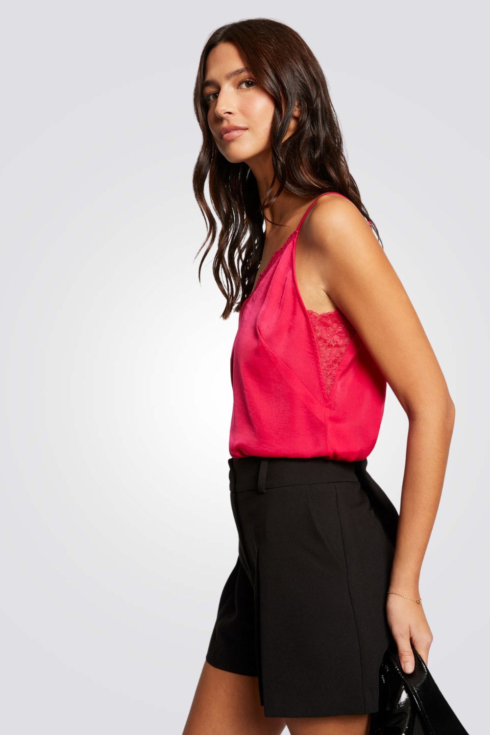 גופייה ורודה עם רצועות דקות ותחרה בצבע ורוד