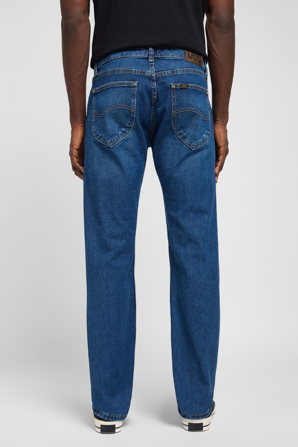 ג'ינס בצבע כחול כהה