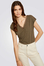 חולצה עם צווארון תחרה