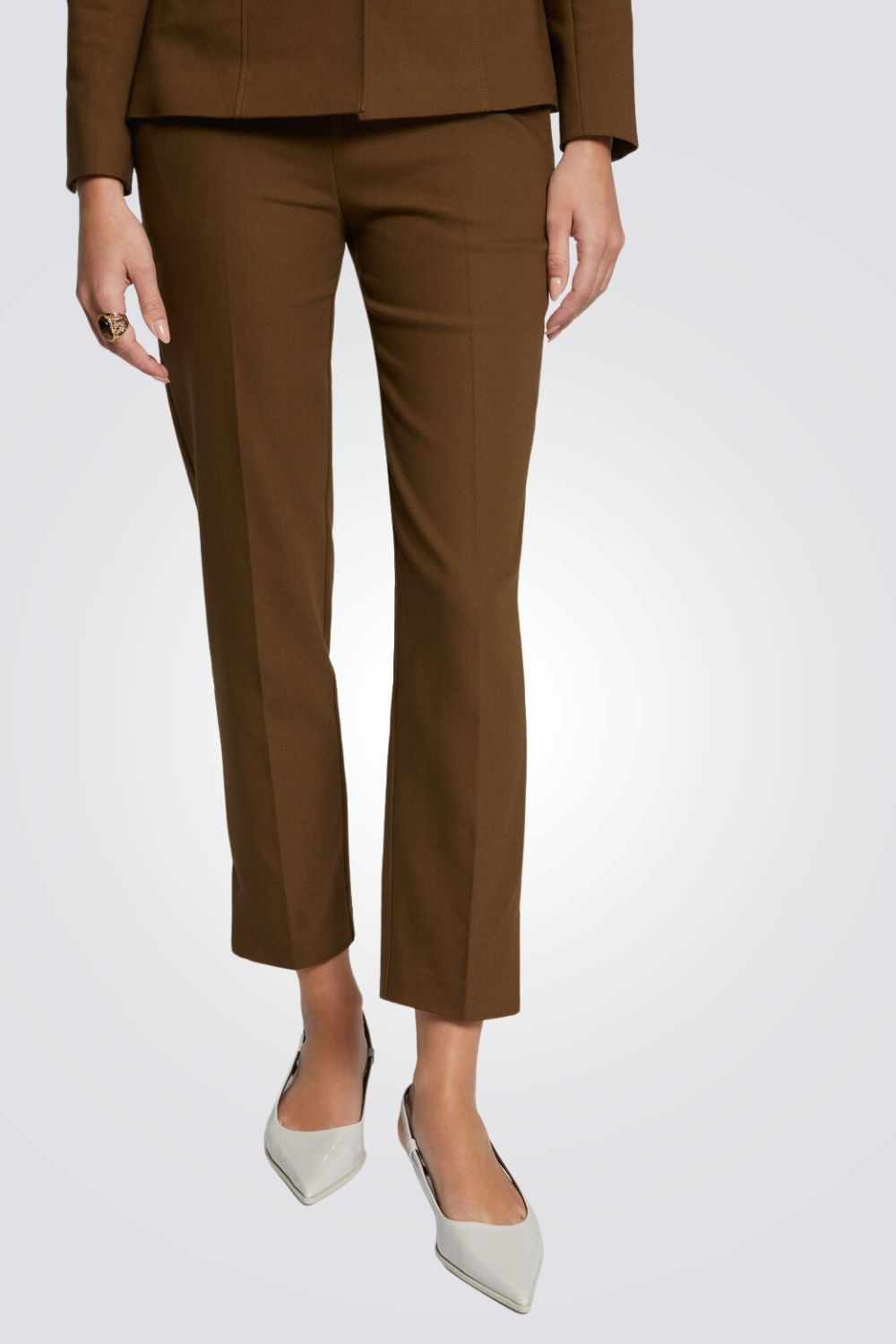 מכנסיים מחוייטים בצבע חאקי