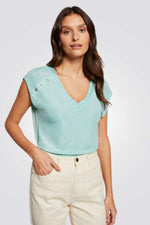 טישירט עם כפתורים דקורטיביים