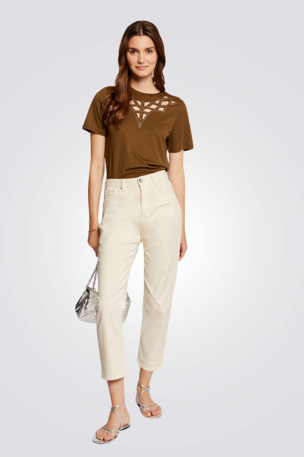 טישירט עם פתחים בחזה