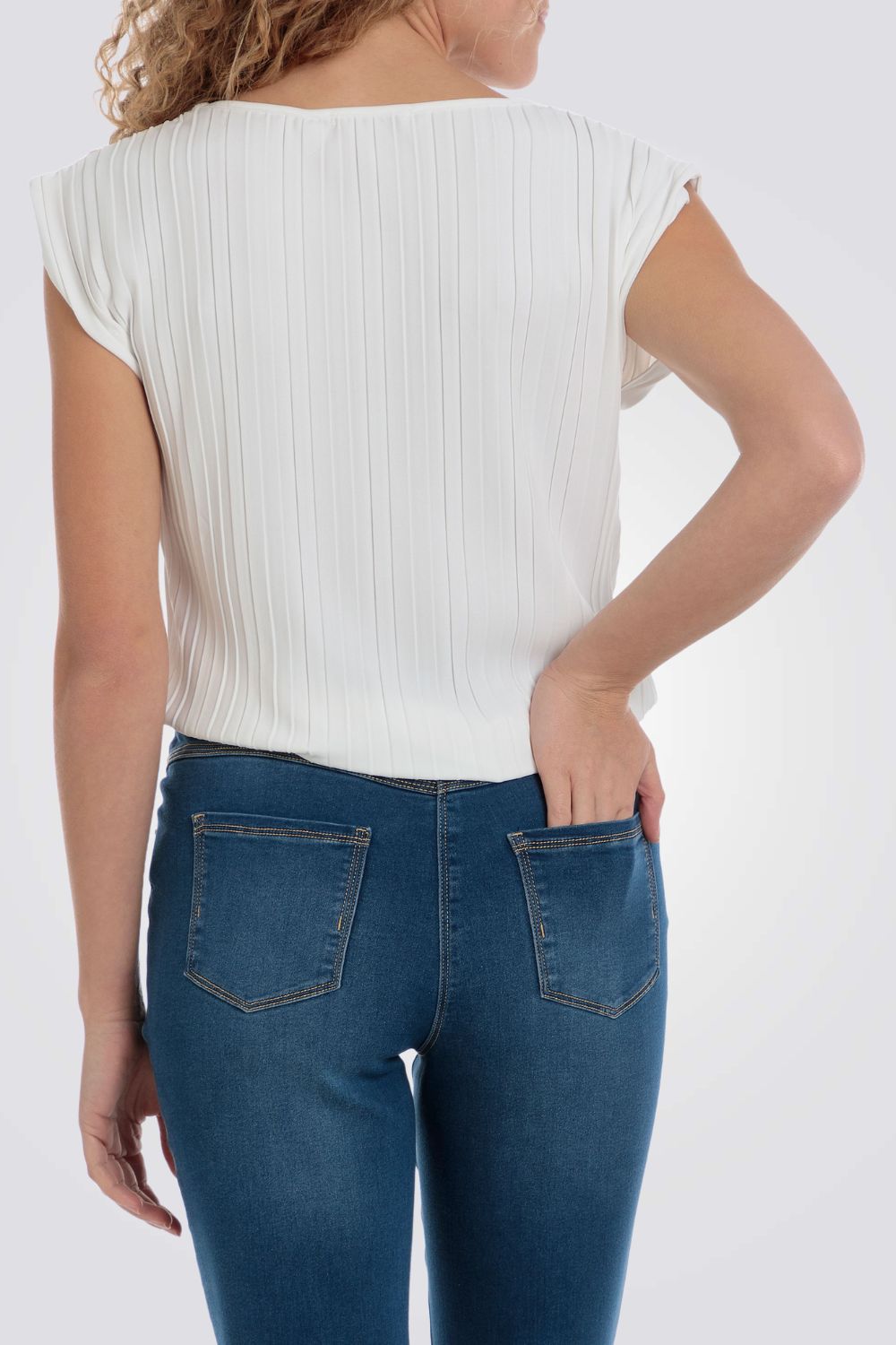 חולצה שרוול קצר פליסה בצבע לבן