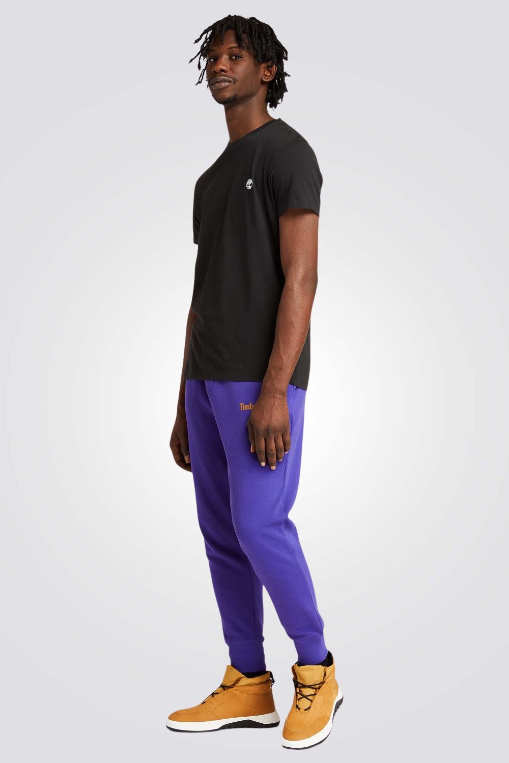 טישירט בצבע שחור