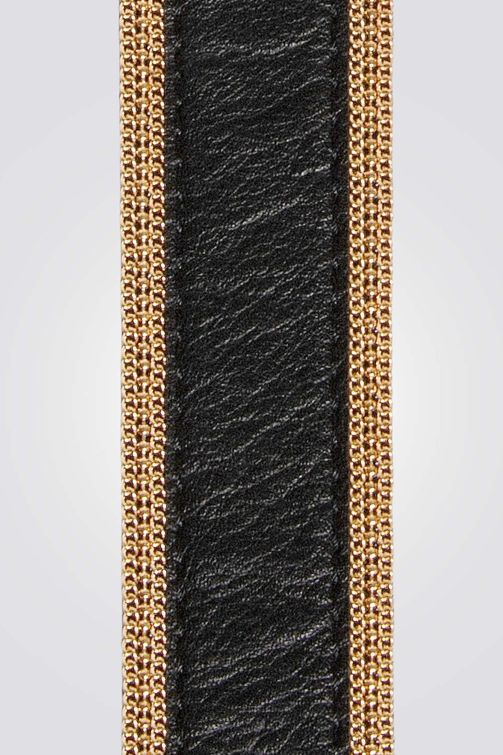 חגורה שחורה עם אבזם בצבע זהב