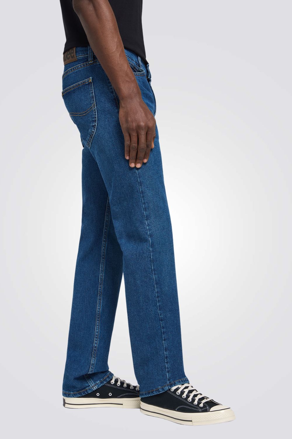 ג'ינס בצבע כחול כהה