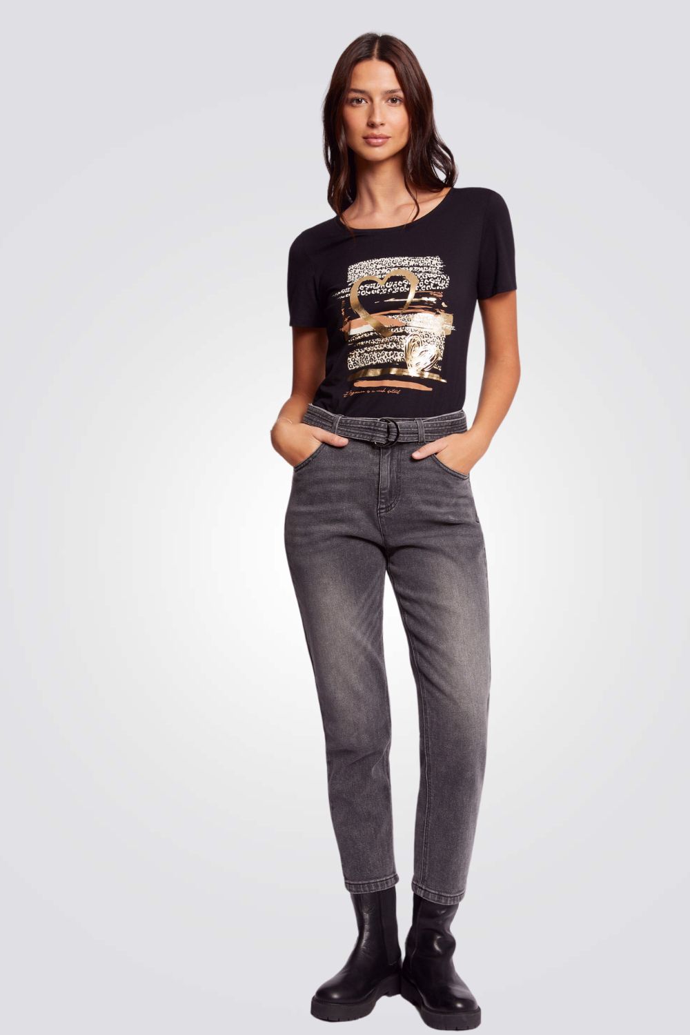 חולצת טי עם שרוולים קצרים בהדפס זהב