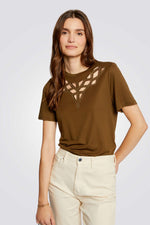 טישירט עם פתחים בחזה