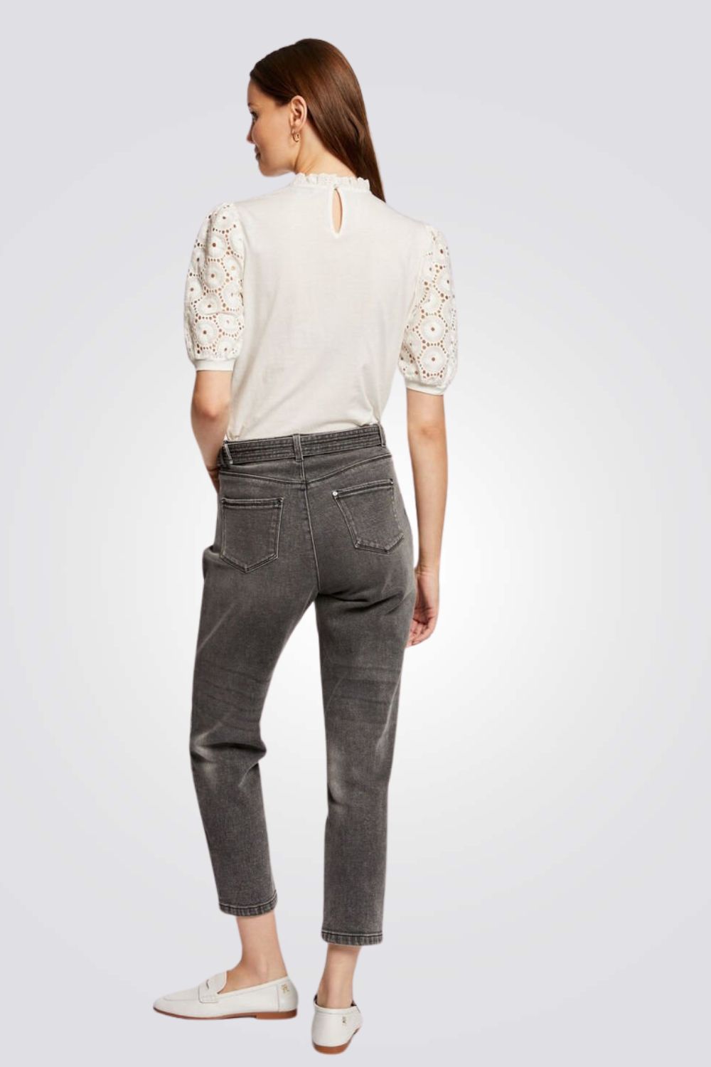 חולצה תחרה עם שרוולים קצרים