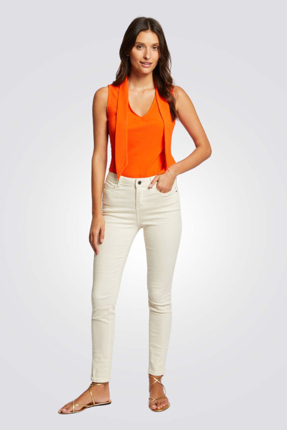 גופיה עם סרט קשירה בצבע כתום