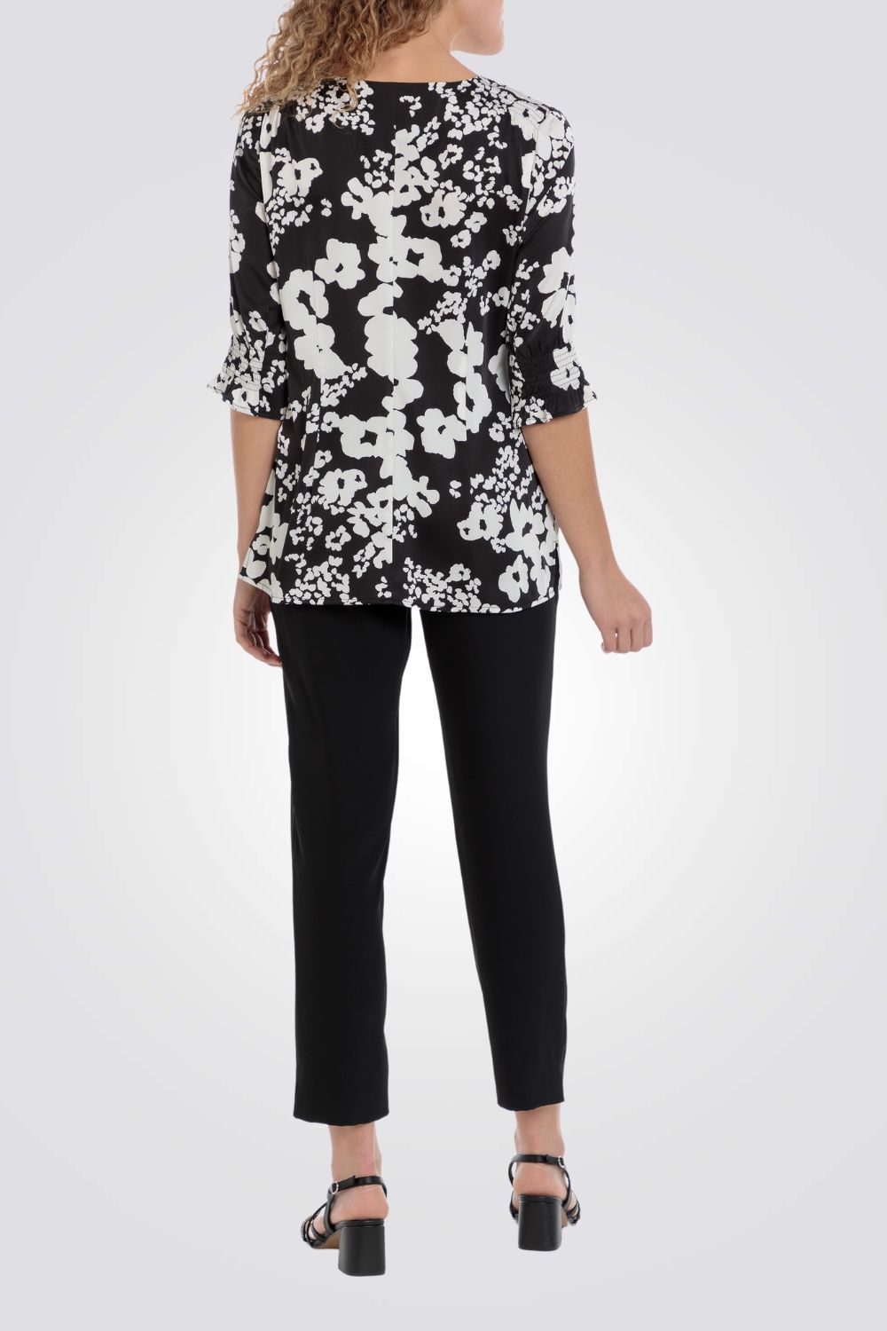 מכנסיים מחוייטים בצבע שחור