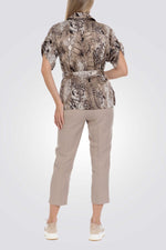 חולצה עם הדפס מנומר וחגורה