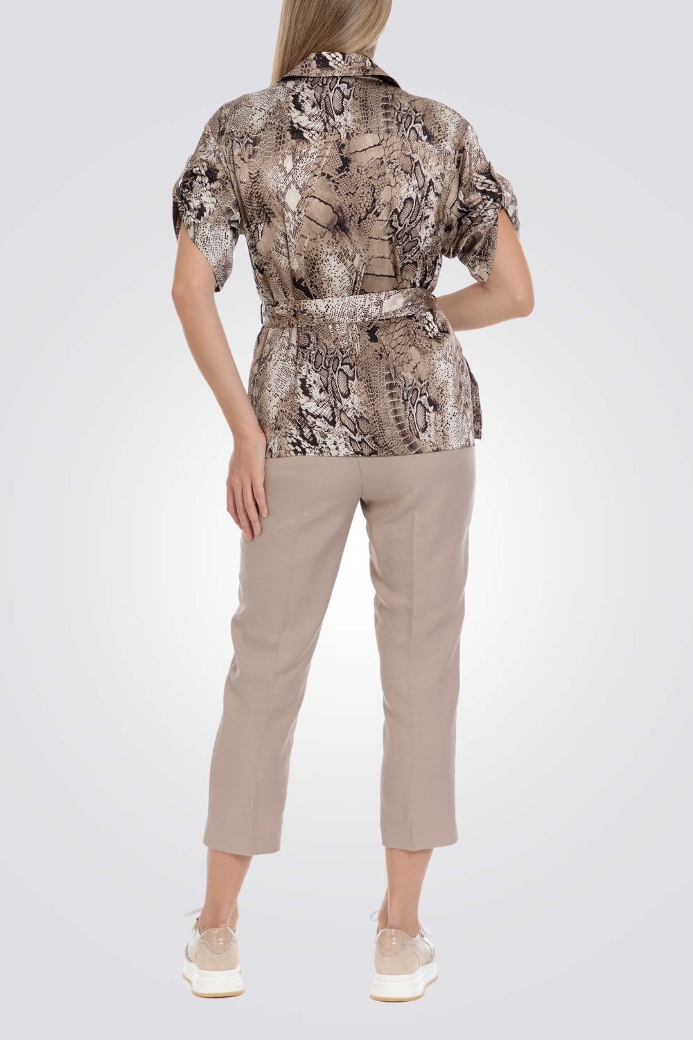 חולצה עם הדפס מנומר וחגורה