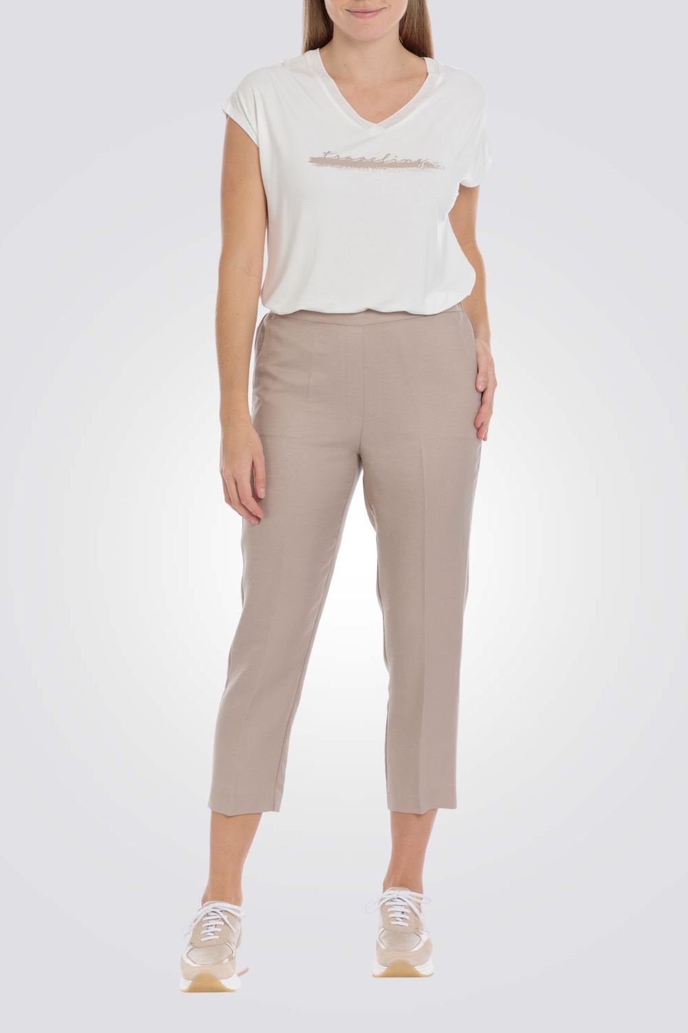 טישירט עם כיתוב בצבע לבן