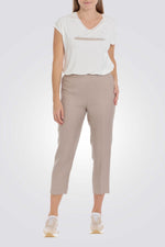 טישירט עם כיתוב בצבע לבן