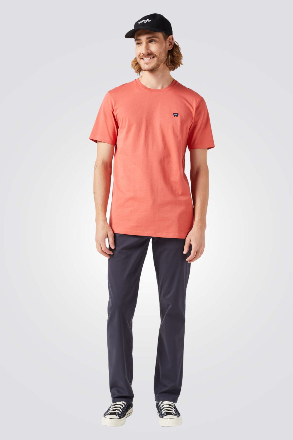 טישירט בצבע כתום