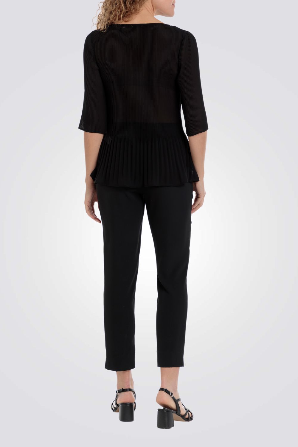 חולצה פליסה בצבע שחור