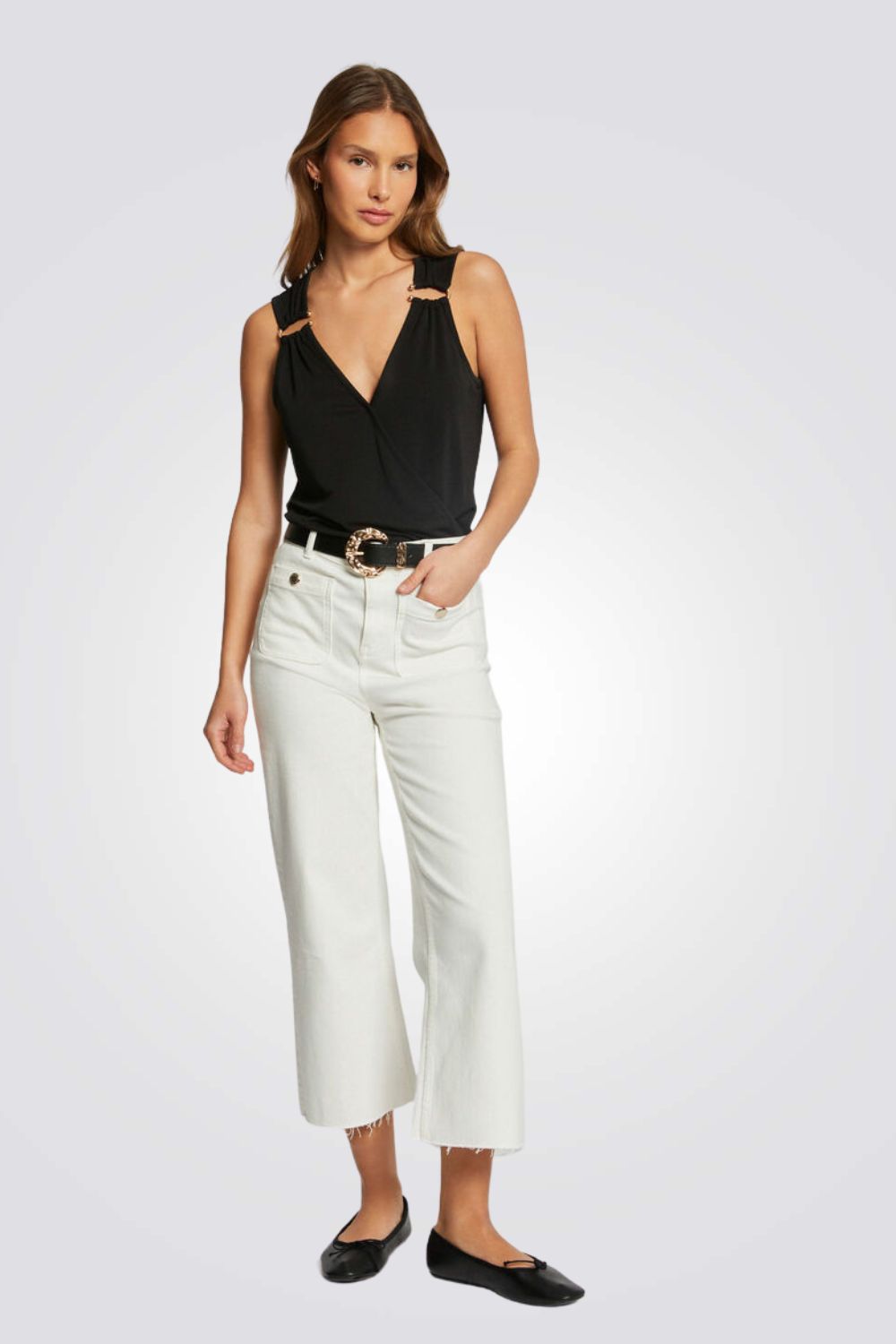 גופיה עם אבזם בכתפיות בצבע שחור