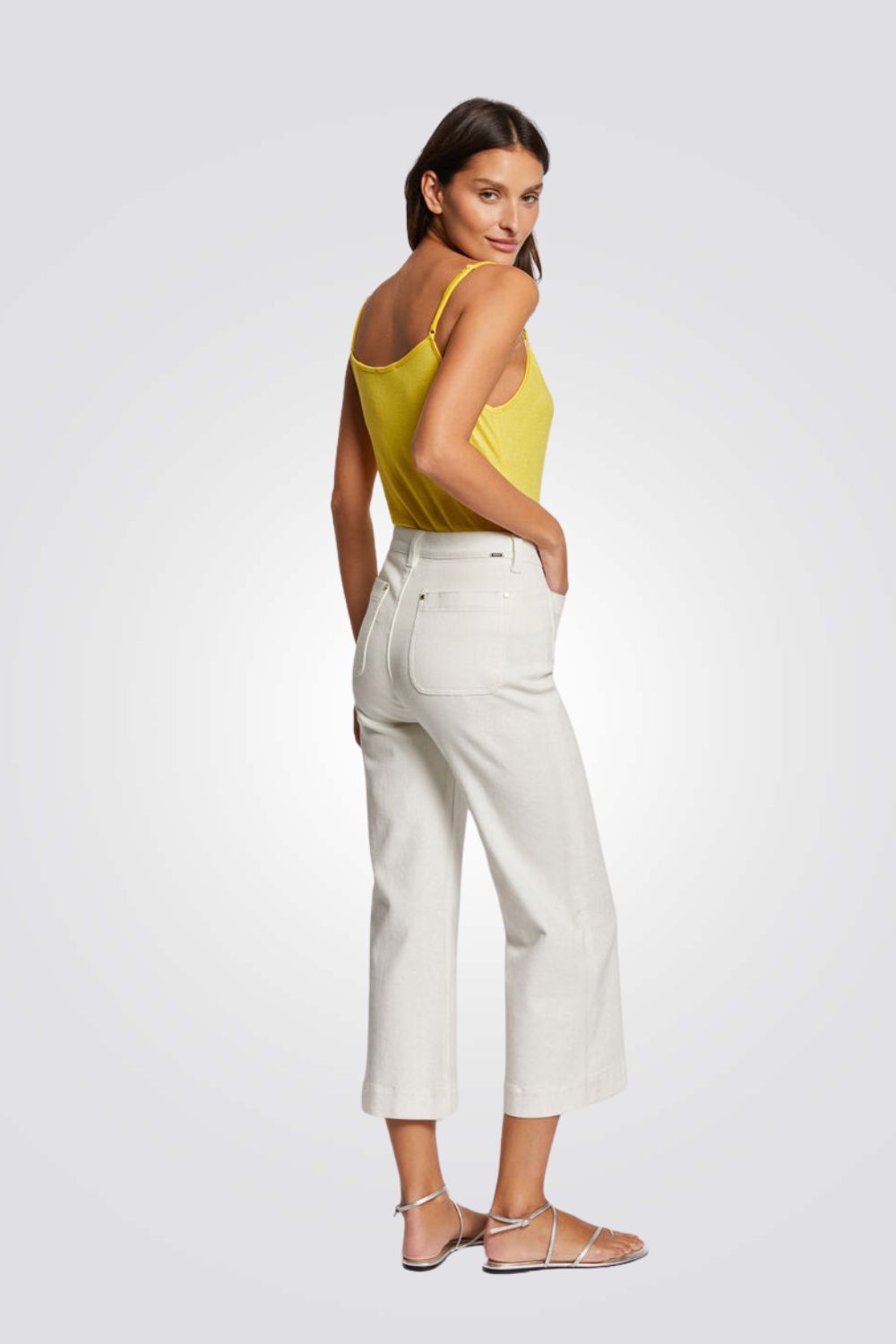 גופיה עם אבזם בכתף