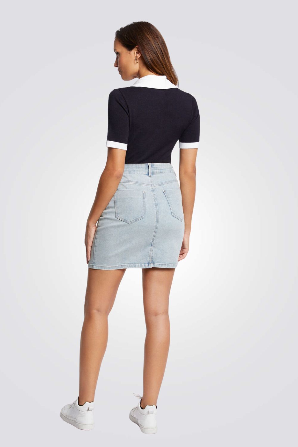 חצאית ג'ינס קצרה בצבע כחול בהיר