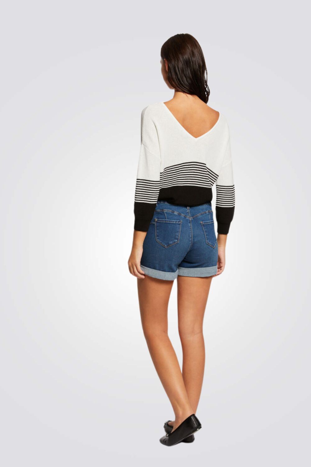 מכנסי ג'ינס קצרים בצבע כחול כהה