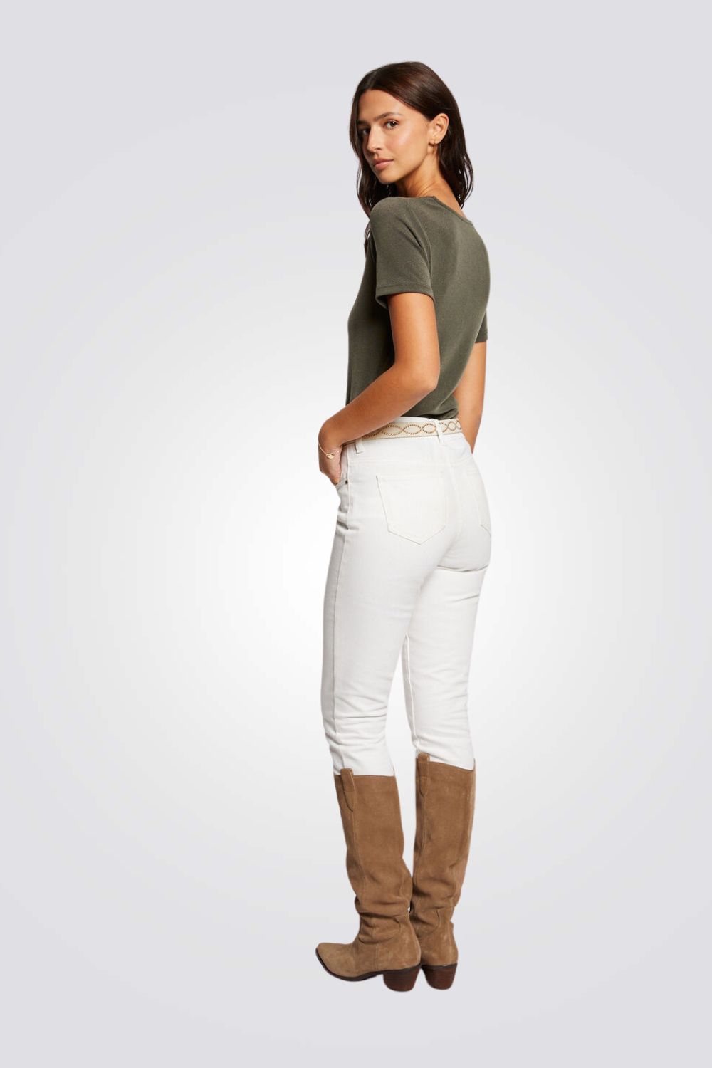 טישירט צווארון V בצבע חאקי