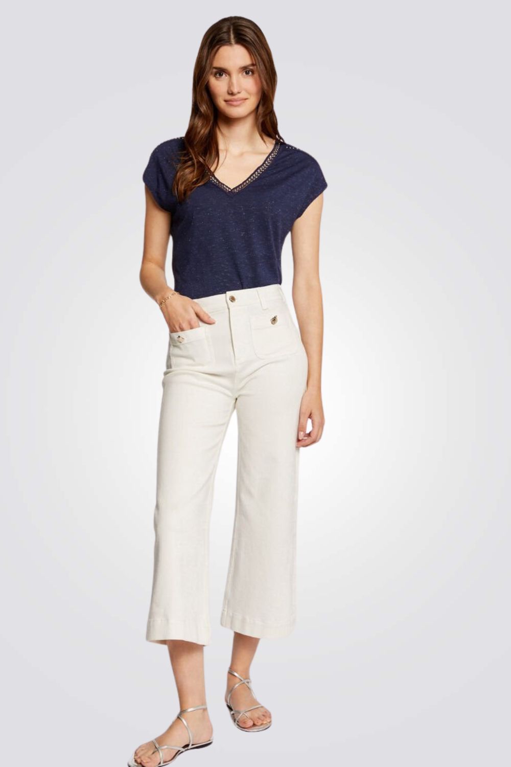 חולצה עם צווארון תחרה