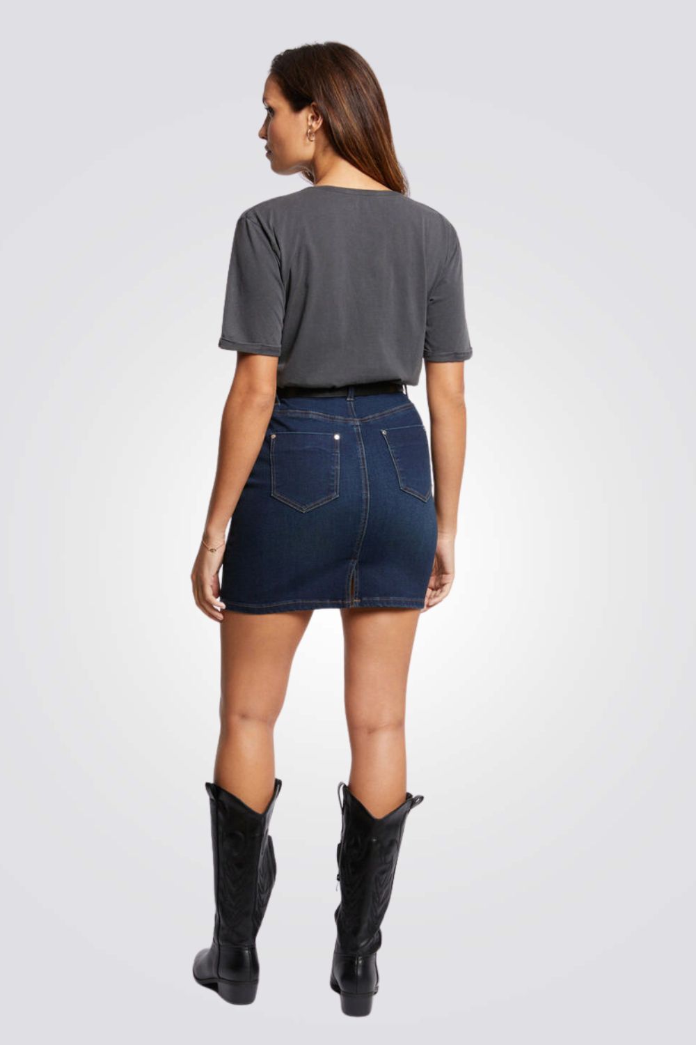 חצאית ג'ינס קצרה בצבע כחול כהה