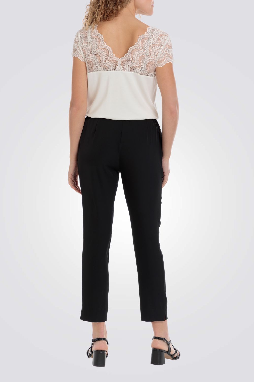 חולצה עם תחרה בצבע לבן