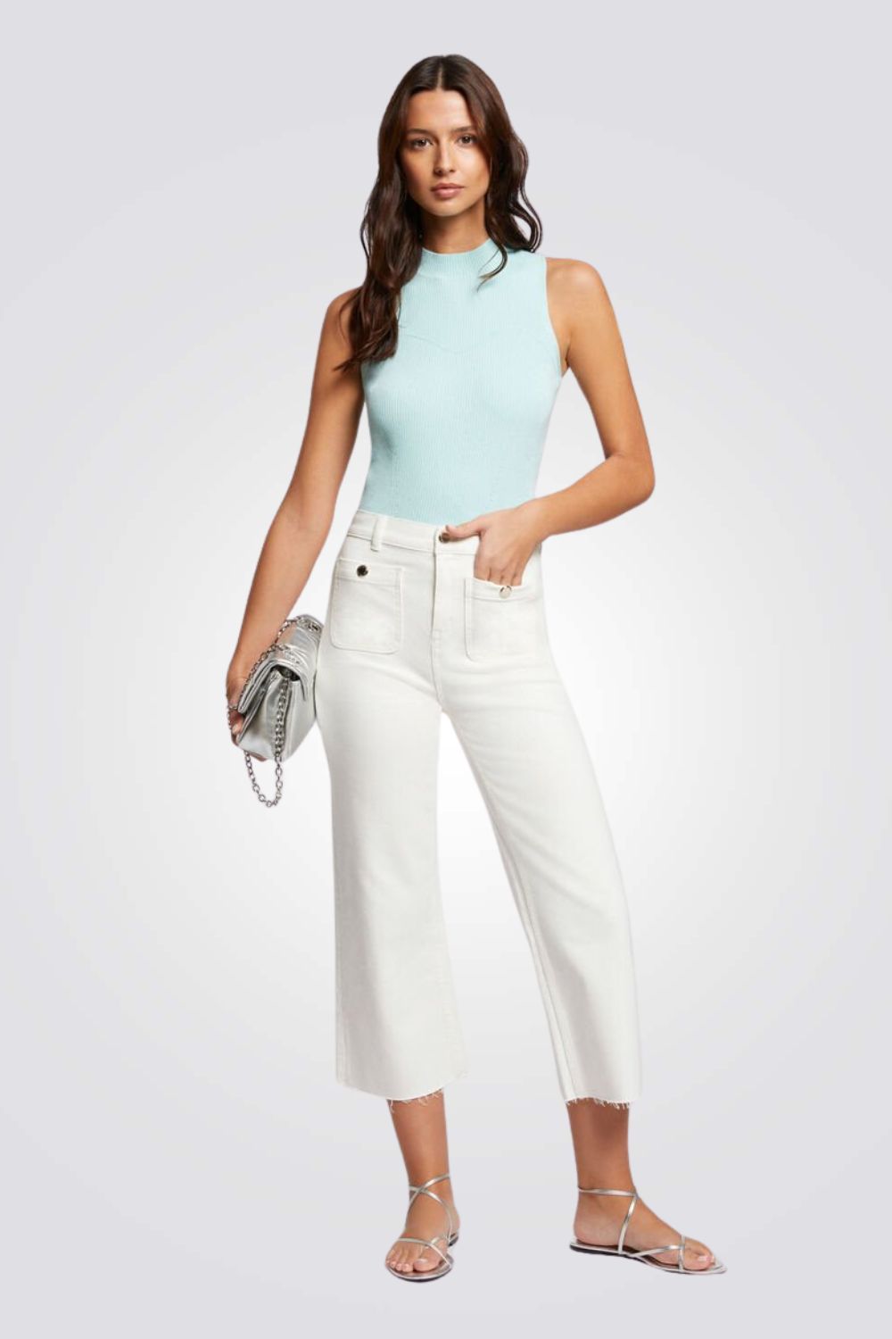 גופיה עם צווארון בצבע תכלת